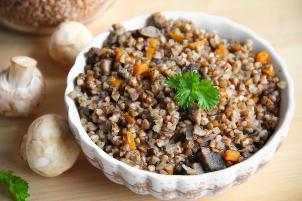 Buckwheat with mushrooms and carrot - traditional Russian food — Stock Photo, Image