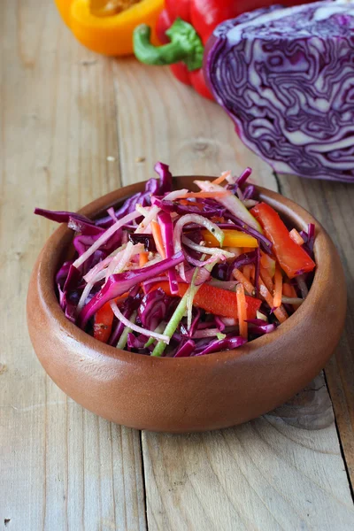 ahşap masa üstünde biber kırmızı lahana salatası