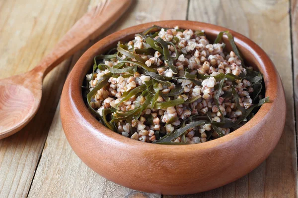 Healthy low-fat food. Buckwheat with seaweeds — Stock Photo, Image