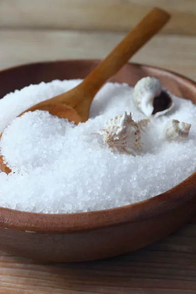 Природная морская соль с ракушками в деревянной чаше — стоковое фото