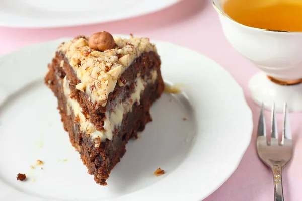 Pastel de chocolate con crema de mantequilla y nueces — Foto de Stock