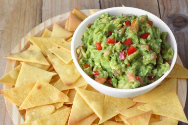 Meksika yemeği. ev yapımı cips cips ve guacamole