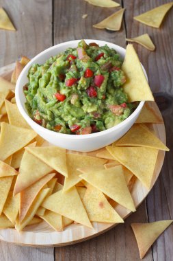 Meksika yemeği. ev yapımı cips cips ve guacamole