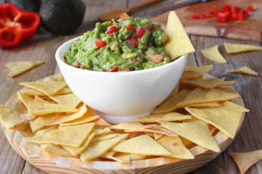 Meksika yemeği. ev yapımı cips cips ve guacamole