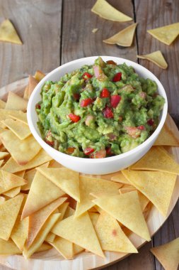 Meksika yemeği. ev yapımı cips cips ve guacamole