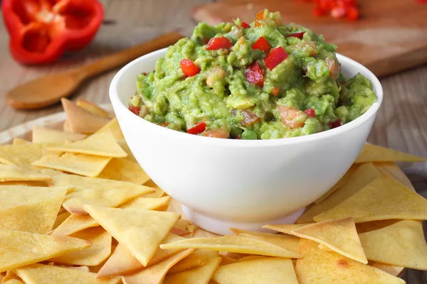 Makanan Meksiko. Buatan rumah keripik nachos dan guacamole — Stok Foto