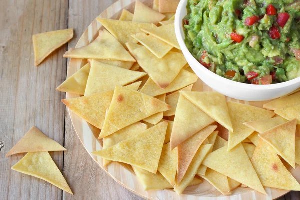 Mexican food. Home-made nachos chips and guacamole — Stock Photo, Image