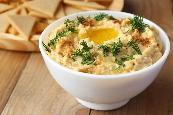 Hummus in a bowl with healthy chips — Stock Photo, Image