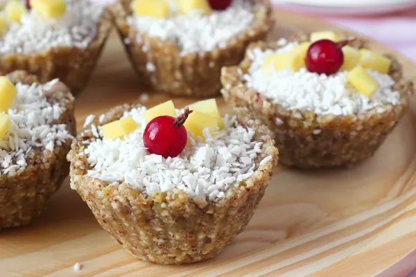Dulces saludables. Vegan cupcakes crudos con frutos secos, frutas y virutas de coco — Foto de Stock