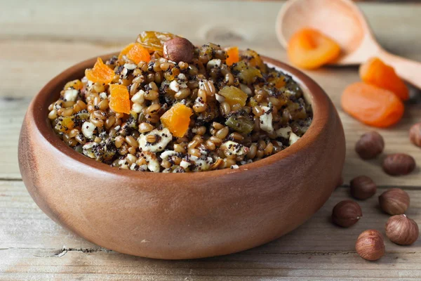 buğday kutia ile fındık ve kuru meyve