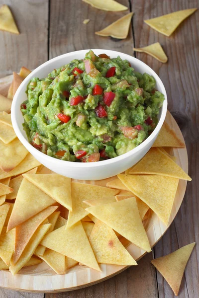 Comida mexicana. Batatas fritas de nachos caseiras e guacamole — Fotografia de Stock