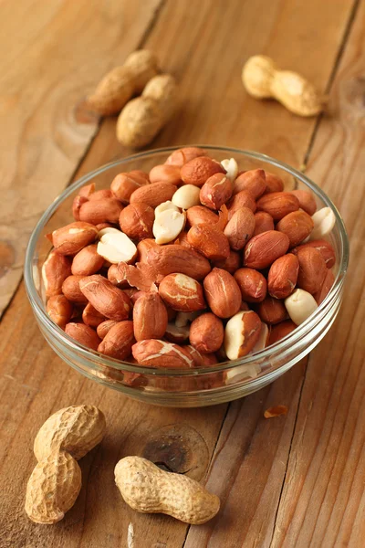 Amendoins crus na tigela — Fotografia de Stock