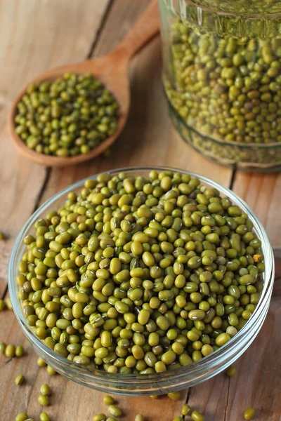 Frijoles mungo crudos en un tazón — Foto de Stock