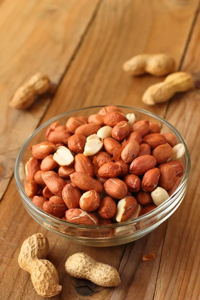 Amendoins crus na tigela — Fotografia de Stock