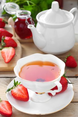 çay taze çilek ile