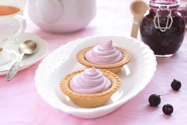 Cakes with cottage cheese and black currant — Stock Photo, Image