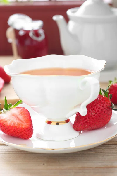 Kopp te med färska jordgubbar — Stockfoto