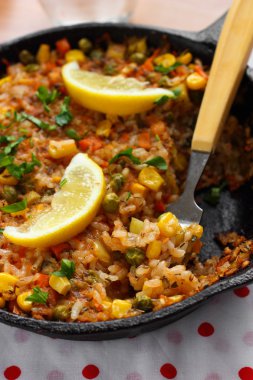 Vejetaryen paella Mısır ile