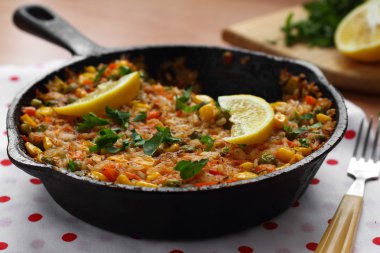 Vejetaryen paella Mısır ile