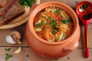 geleneksel Rus vejetaryen lahana çorbası - schi