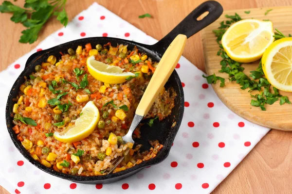 Vejetaryen paella Mısır ile