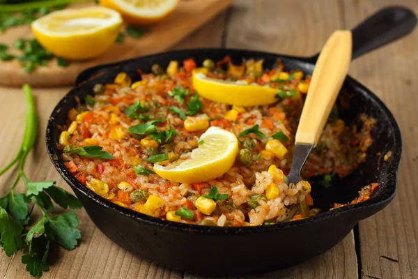 Vejetaryen paella Mısır ile