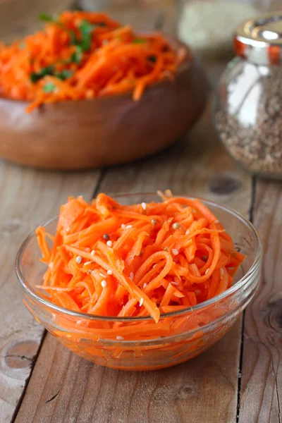 Koreanska-stil spicy morot sallad med koriander och sesam frön — Stockfoto