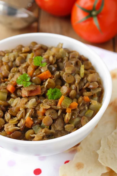 Jantar Vegan - lentilhas verdes com legumes — Fotografia de Stock
