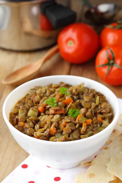 Cena vegana - lentejas verdes con verduras —  Fotos de Stock