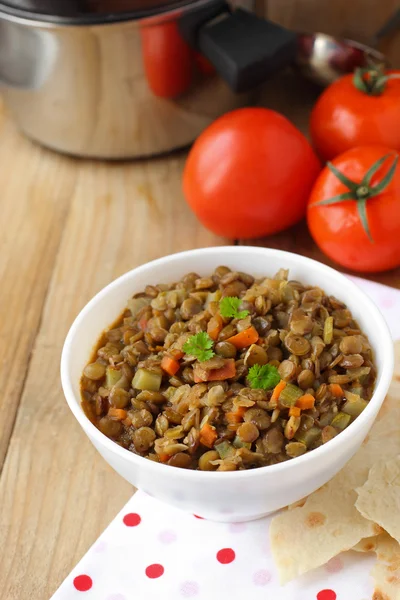 Cena vegana - lentejas verdes con verduras —  Fotos de Stock