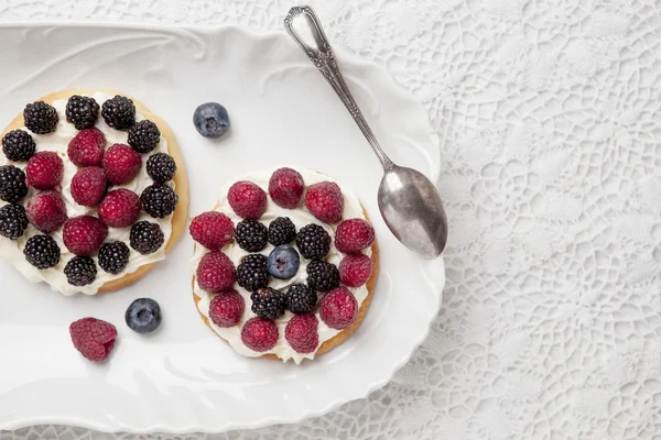 Cookies with fresh berries — Stock Photo, Image