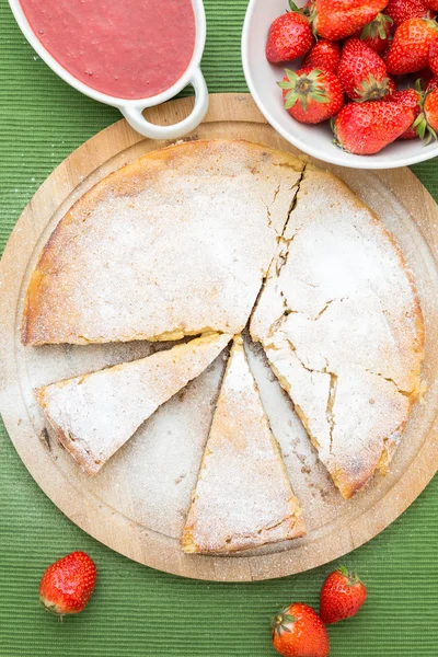 Bolo de queijo com morangos e molho — Fotografia de Stock