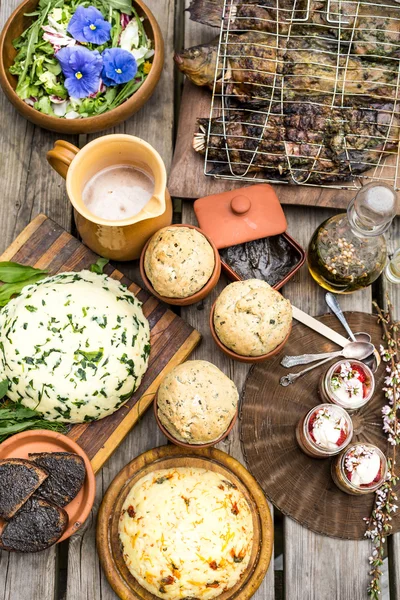 Ensalada de flores, queso, pescado a la parrilla, postre y pan —  Fotos de Stock