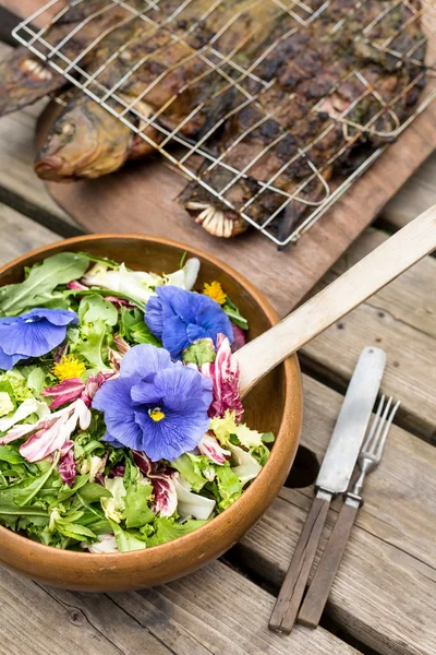 Flower salad and grilled fish — Stock Photo, Image