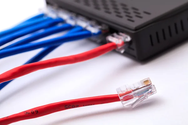 Conmutador de red LAN con cables Ethernet conectados — Foto de Stock