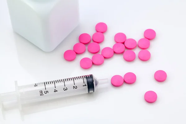 Syringe and pills — Stock Photo, Image
