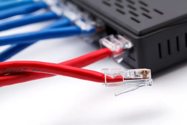 Conmutador de red LAN con cables Ethernet conectados —  Fotos de Stock