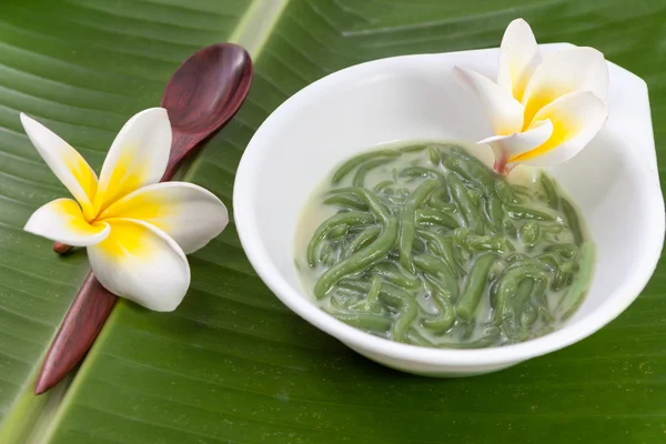 Thai dessert made from rice noodles that eaten with coconut milk , name Lod-Chong — Stock Photo, Image