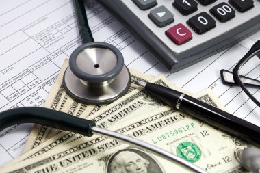 kalem stetoskop gözlük ve dolar üzerinde boş hasta bilgilendirme