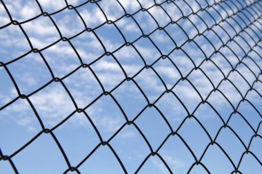 Mavi gökyüzü arkaplanlı metalik ağ