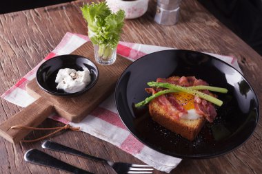 ekmek dahil onzen yumurta, pastırma