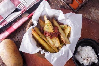 Kızarmış patates dilimleri.