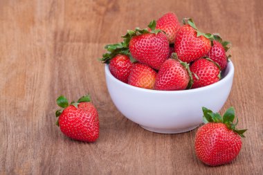 ahşap üzerine taze çilek 