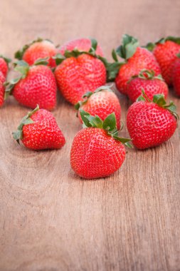 ahşap üzerine taze çilek 