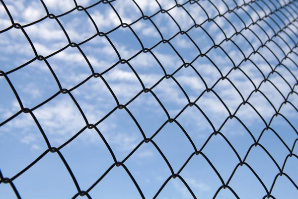 Metallic net met blauwe lucht achtergrond — Stockfoto