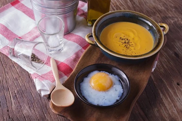 Carrot soup with onsen egg — Stock Photo, Image
