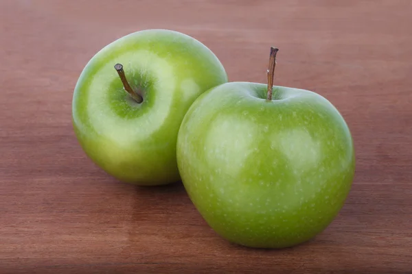 Fresh Green apples on the wooden table — Stock Photo, Image