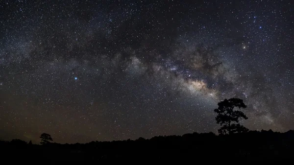 Vintergatan på phu hin rong kla nationalpark, phitsanulok thailand — Stockfoto