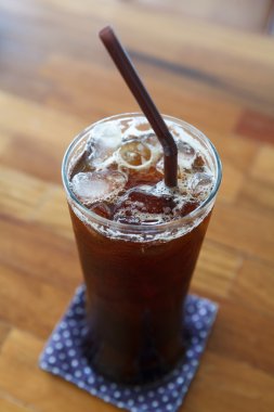  kahve americano ahşap masa üstünde buz