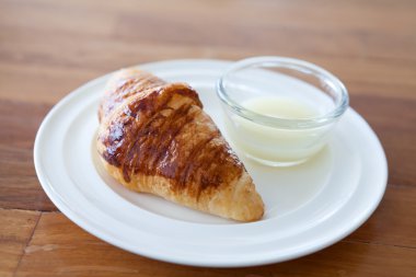 altın kahverengi pişmiş pasta 